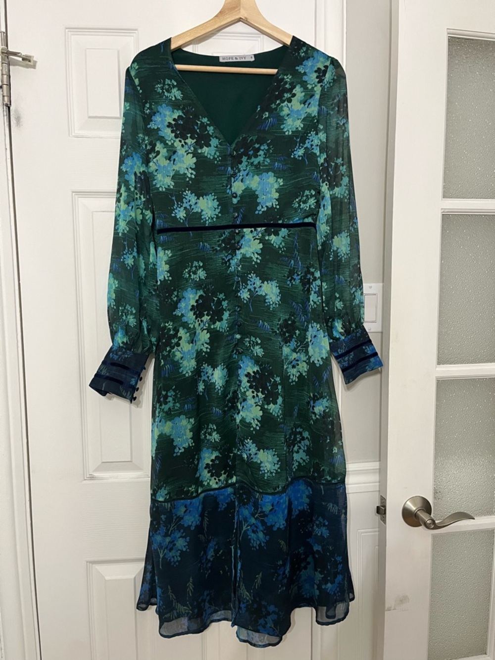 Hope & Ivy Green Floral Long-Sleeve V-Neck Midi Dress